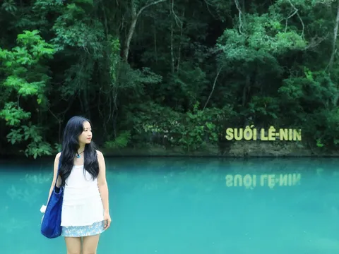 "Phát sốt" với màu xanh ngọc bích của suối Lê-Nin giữa núi rừng Cao Bằng