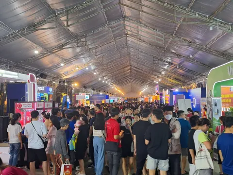 Hàng nghìn người đổ xô xếp hàng “săn” quà tại Lễ hội Không tiền mặt