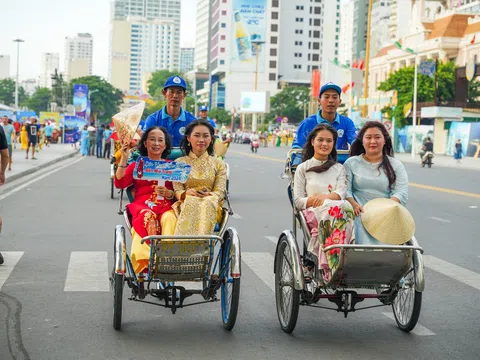 1.500 người diễu hành áo dài xích lô trên con đường đẹp nhất Nha Trang