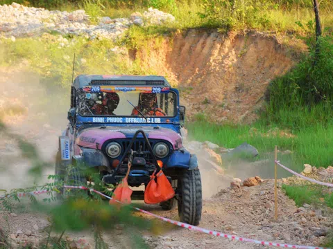 Kịch tính màn đua xe ô-tô địa hình "lội lầy, vượt núi" lần đầu diễn ra tại Huế