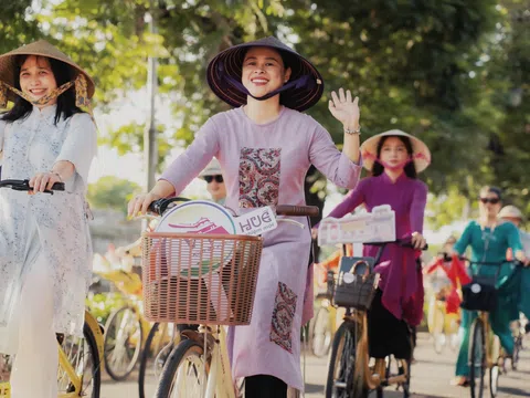 Hàng trăm người mặc áo dài đạp xe tuần hành trên đường phố vì một xứ Huế “Xanh - Sạch - Sáng”