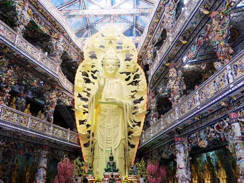 Vẻ đẹp huyền bí của chùa Ve Chai Đà Lạt: Từ hoa bất tử đến địa ngục tầng sâu