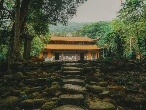 Tìm về chùa Lôi Âm, nơi linh thiêng giữa cảnh sắc tuyệt đẹp của Vịnh Hạ Long