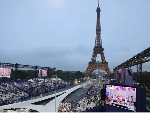 Olympic Paris 2024 chính thức khai mạc: Ấn tượng hình ảnh lá cờ Việt Nam phất phới tại đại hội