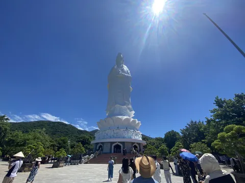 Ngôi chùa "lưng tựa núi, hướng ra biển" có tượng Bồ Tát cao nhất Việt Nam