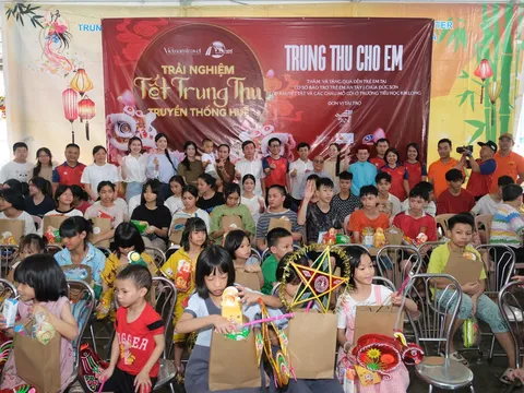 Tạp chí Vietnam Travel thăm và tặng quà Trung thu cho trẻ em chùa Đức Sơn và mái ấm An Tây – Huế