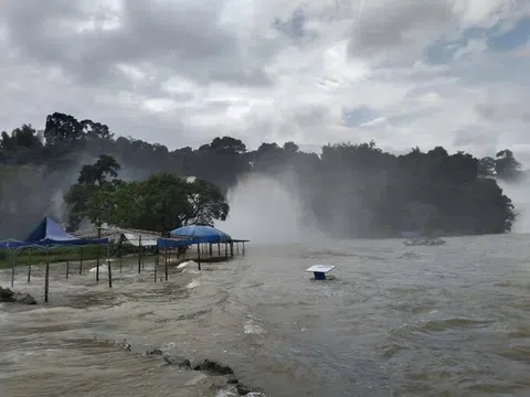 Thác Bản Giốc chuyển màu đục ngầu, Ban quản lý khuyến cáo du khách giữ an toàn