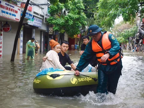 Đi đủ - Về đủ: Khoảnh khắc chiến sĩ gồng mình giúp dân vùng lũ