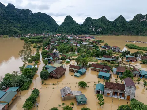 Vùng "rốn lũ" Quảng Bình ngập sâu trong biển nước do bão số 4