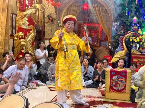 Độc đáo nghi thức “lên đồng” trong lễ giỗ Hưng Đạo Vương