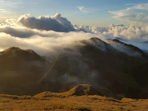 "Săn mây" tại ngọn núi lửa cao gần 3.000m của Philippines, 0 độ C vào buổi tối