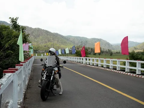 Bình dị trên 120km: Ống kính ghi lại một cung đường xanh giữa cao nguyên và biển cát