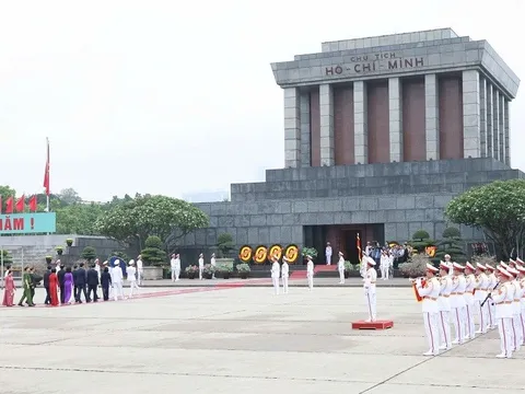 Xúc động tình cảm người dân và bạn bè quốc tế về viếng Bác ngày 19/5