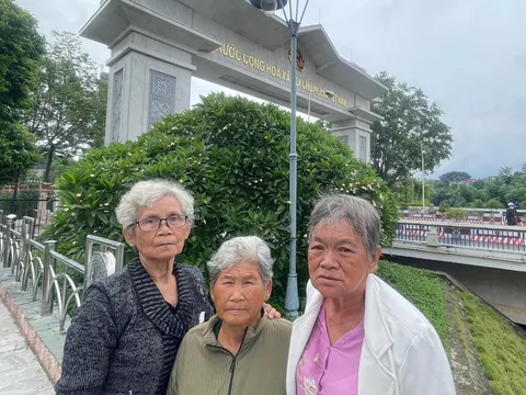 Ba cụ bà U80 vượt mưa lạnh tím tái chinh phục Fansipan: “Còn khỏe là còn đi”