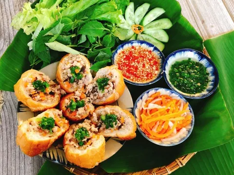 Khách Tây “khui” món bánh mì hấp lạ lẫm, dân mạng Việt ngỡ ngàng vì chưa từng nghe tên