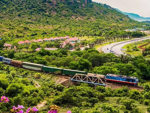 Tàu Thống Nhất dẫn đầu top hành trình tàu hỏa tuyệt vời nhất thế giới