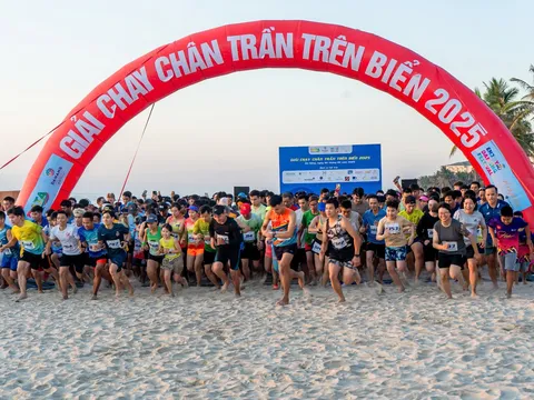 Gần 1.500 đôi chân trần “đánh thức” mùa hè Đà Nẵng tại giải chạy chân trần trên biển 2025