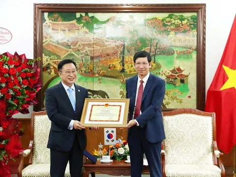 Tặng Bằng khen cho Đại sứ Du lịch Việt Nam tại Hàn Quốc Lý Xương Căn