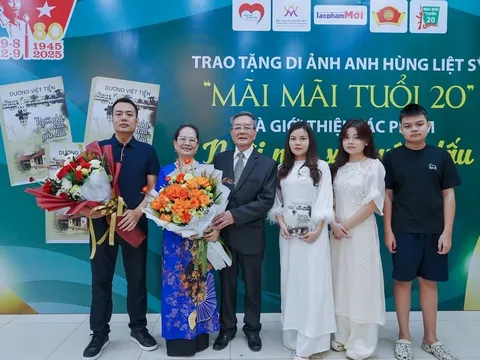 Trao tặng di ảnh Anh hùng - Liệt sĩ Võ Thị Sáu