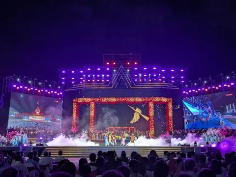 Hà Nội rực sáng trong đêm "Dưới cờ vinh quang" - Khúc tráng ca 80 năm độc lập giữa Quảng trường Ba Đình