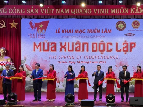 “Mùa xuân độc lập’ Họa sĩ Chu Nhật Quang tái hiện lịch sử hào hùng bằng sơn mài đương đại