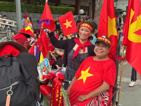 Gieo mầm tình yêu Tổ quốc từ những lá cờ đỏ thắm