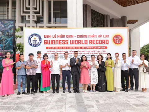 Bức tranh sơn mài nguyên khối lớn nhất thế giới được đo đạc xác lập Kỷ lục Guinness tại Hà Nội