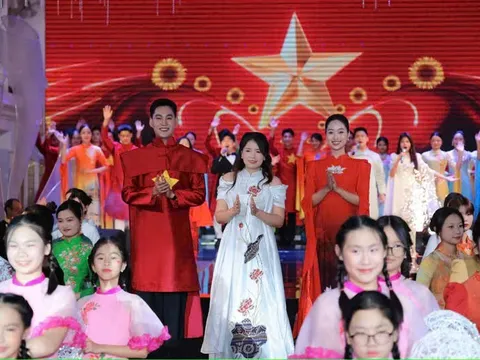 Nhà thiết kế Hoàng Ly: Hành trình 30 năm kể chuyện bằng ngôn ngữ áo dài