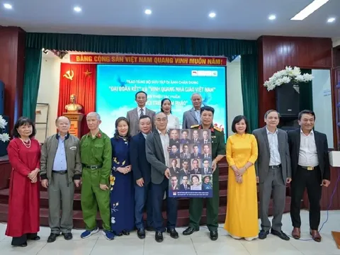 Trao tặng 2 bộ sưu tập di ảnh và giới thiệu Nhật ký chiến trường “Ghi vội trên mâm pháo”  nhân Ngày Nhà giáo Việt Nam