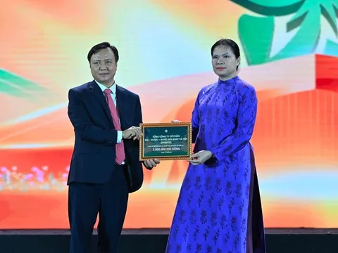 Hưởng ứng lời kêu gọi của Thủ tướng Chính Phủ, HABECO hỗ trợ đồng bào miền Trung 2 tỷ đồng tại Hội chợ Mùa Thu 2025