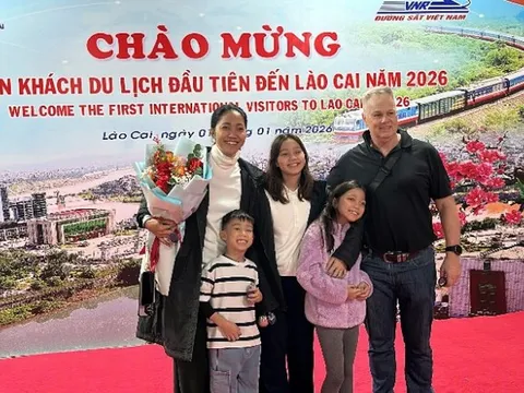 Lào Cai chào đón đoàn khách du lịch đầu tiên xông đất năm 2026