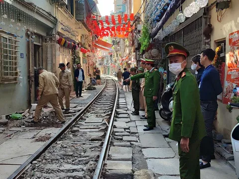 Hà Nội đề xuất dừng tàu khách qua khu phố cà phê đường tàu để bảo tồn không gian di sản