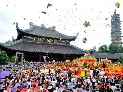 Chùa Hương đón 4.500 lượt khách đầu xuân, lượng người dự báo tăng mạnh