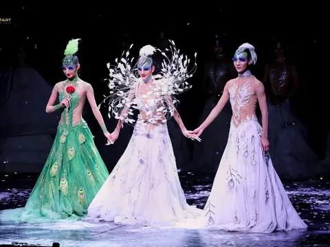 “Khổng Tước – The Peacock Hanoi 2026” sải cánh trên sân khấu Hồ Gươm: Khán giả lặng đi vì mê hoặc