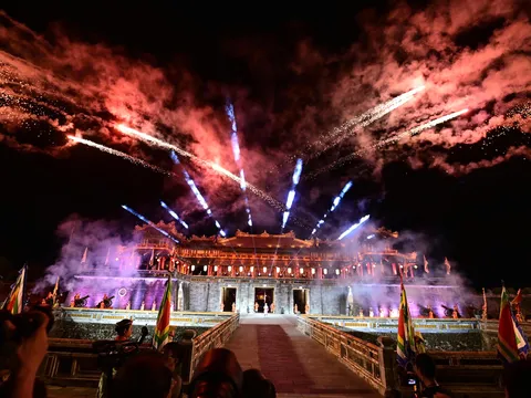 Huế “cháy phòng” dịp lễ, hơn 600.000 lượt khách đổ về khám phá Đại Nội về đêm