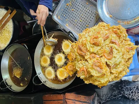 Quán bánh tôm đắt khách nhất nhì Hà Nội: Khách nước ngoài cũng mê mẩn