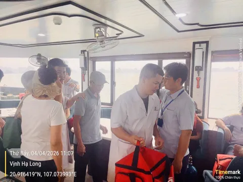 Cấp cứu kịp thời du khách gặp sự cố sức khoẻ khi tham quan vịnh Hạ Long