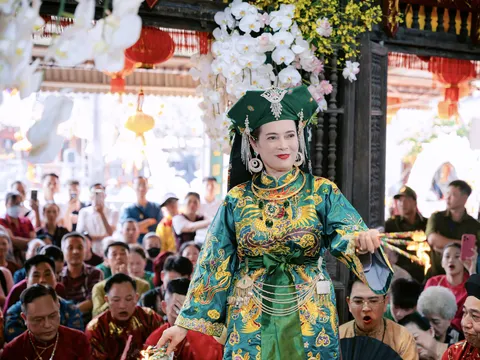 Nghệ nhân Trần Thị Kim Huệ - Người giữ hồn đạo Mẫu nơi Phủ Chính, Phủ Dầy