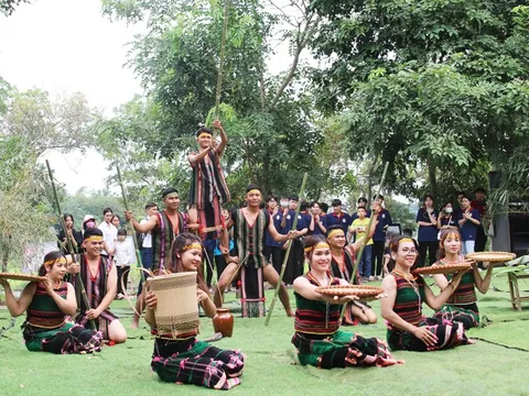 Trải nghiệm “Ngày hội gia đình” trên Làng Văn hóa Du lịch các dân tộc Việt Nam