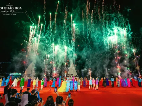 Sông Hàn - Đà Nẵng bừng sáng với show diễn “Nơi pháo hoa rực rỡ”