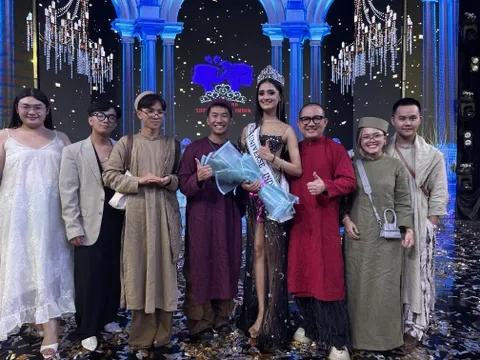 Nhà thiết kế Song Toàn giúp 2 người đẹp đăng quang Hoa hậu 2 ngày liên tiếp