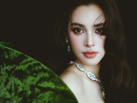 Hoa hậu Tiểu Vy tái xuất màn ảnh rộng, kết hợp cùng Quốc Trường trong "Ốc Mượn Hồn"