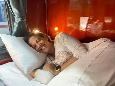 Nữ du khách Mỹ thích thú khi có được "giấc ngủ ngon nhất" trên toa tàu tới Sa Pa