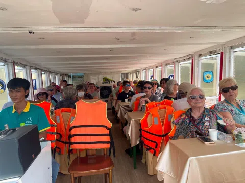 200 khách quốc tế hào hứng trải nghiệm đi thuyền trên kênh Nhiêu Lộc - Thị Nghè