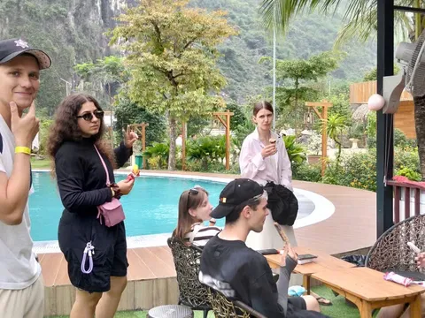 Điểm du lịch đồi rừng ở bờ bắc vịnh Cửa Lục thu hút khách du lịch