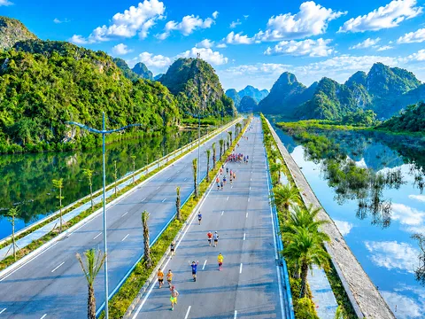 Quảng Ninh rộn ràng chào thành phố mới