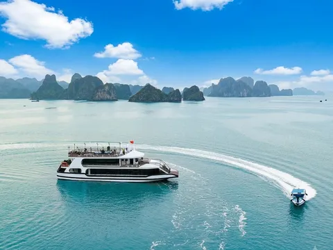 Tàu du lịch Quảng Nam “xông đất” Hạ Long bằng những vị khách quốc tế