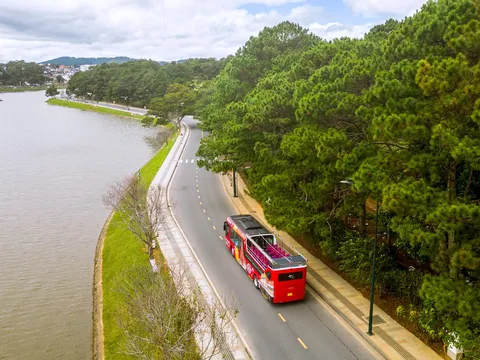 Trải nghiệm ngắm thành phố ngàn hoa Đà Lạt bằng xe buýt mui trần