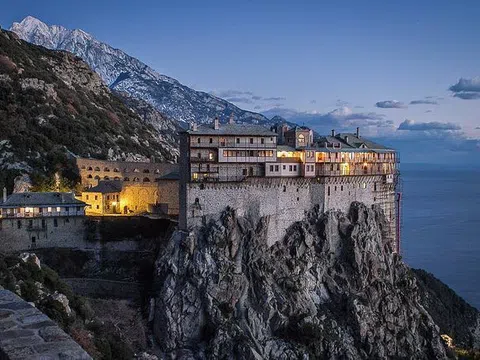 Núi Athos - nơi duy nhất trên Trái Đất cấm sự hiện diện của phụ nữ