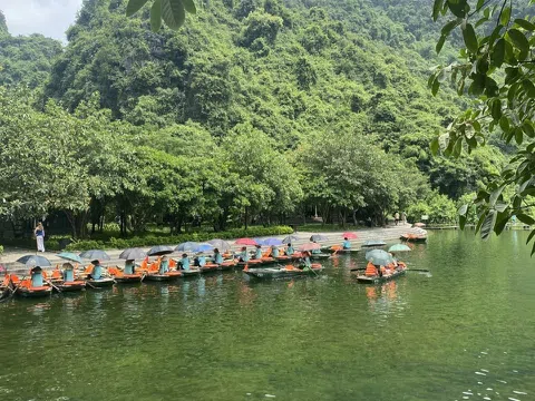  Trải nghiệm lênh đênh Tràng An khiến du khách mê mẩn